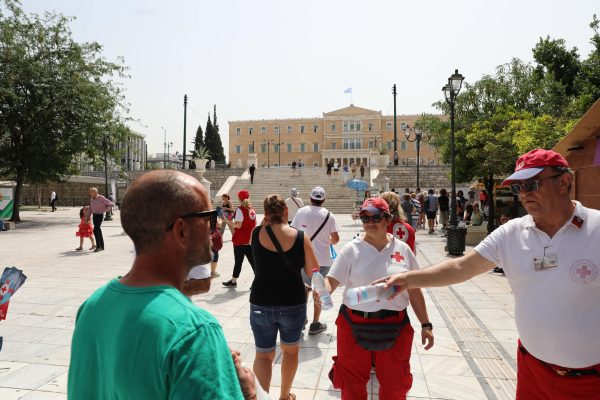 Ελληνικός Ερυθρός Σταυρός: Εκτάκτως δράση υποστήριξης πολιτών στην Πλατεία Συντάγματος (11/06)