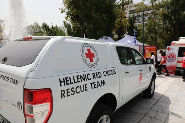 Λευκό όχημα του Ελληνικού Ερυθρού Σταυρού στην Πλατεία Συντάγματος.