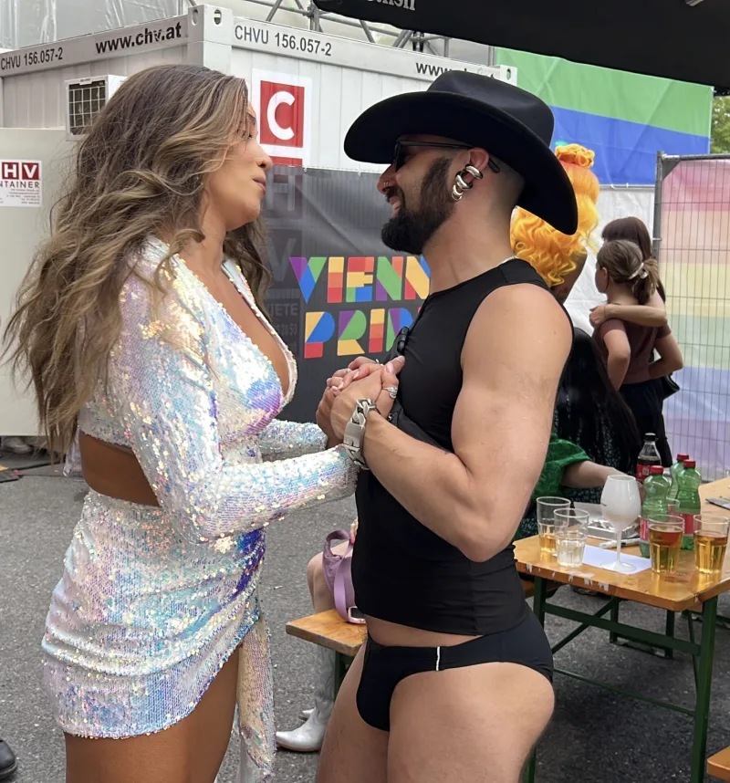 Η Κατερίνα Στικούδη με άνδρα σε εκδήλωση Pride στη Βιέννη.