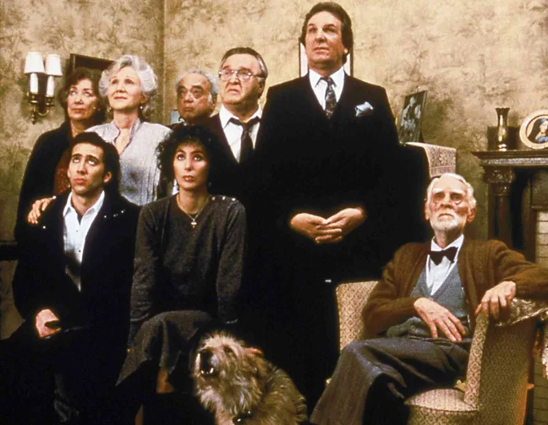 Σκηνή από την ταινία Moonstruck με τον Nicolas Cage και την Cher.