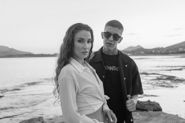 Η Evangelia και ο Roi σε ασπρόμαυρο φόντο δίπλα στη θάλασσα.
