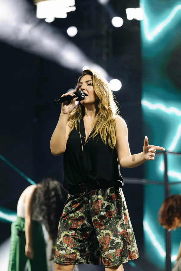 Η Έλενα Παπαρίζου στη σκηνή των Mad VMA 2024.