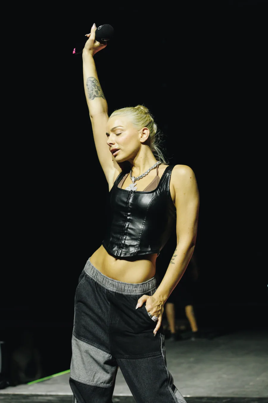 Η Josephine στη σκηνή των Mad VMA 2024.