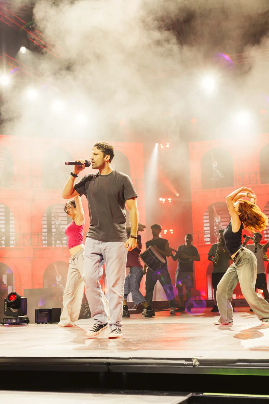 Ο Κωνσταντίνος Αργυρός στη σκηνή των Mad VMA 2024 με χορευτές.