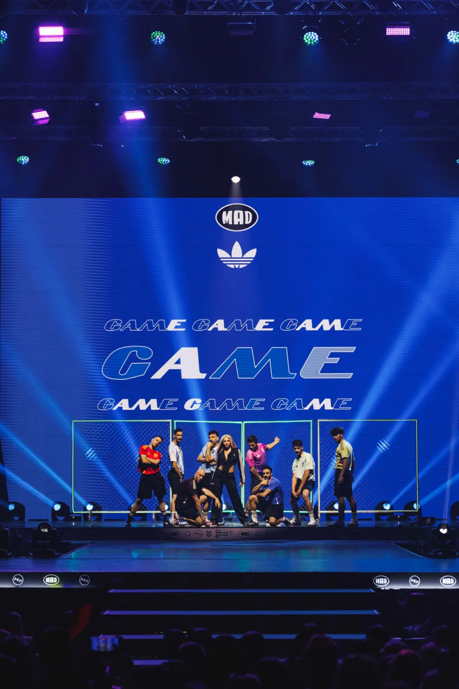 Η Josephine στη σκηνή των Mad VMA 2024 με χορευτές σε σκηνικό adidas.