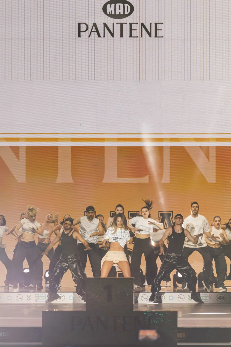 Η Lila στη σκηνή των Mad Video Music Awards 2024 με χορευτές.