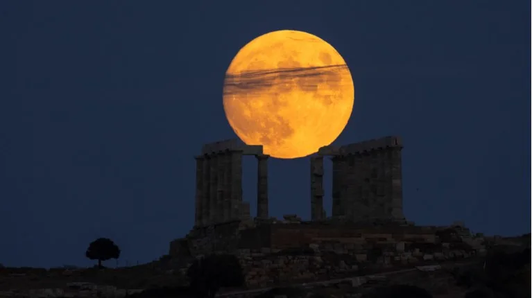 Η πανσέληνος του Ιουλίου, το Φεγγάρι του Ελαφιού, πάνω από αρχαίο ναό.