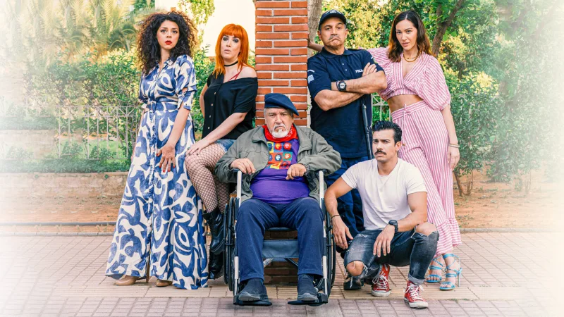 Ηθοποιοί της παράστασης «Ο Παππούς έχει Πίεση» σε ομαδική φωτογραφία.