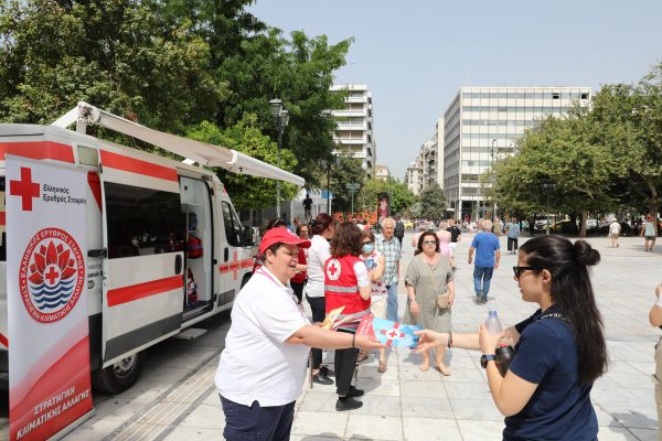 Εθελοντές του Ελληνικού Ερυθρού Σταυρού στην Πλατεία Συντάγματος.