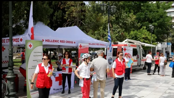 Εθελοντές του Ελληνικού Ερυθρού Σταυρού στην Πλατεία Συντάγματος.