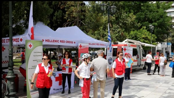 Εθελοντές του Ελληνικού Ερυθρού Σταυρού στην Πλατεία Συντάγματος.