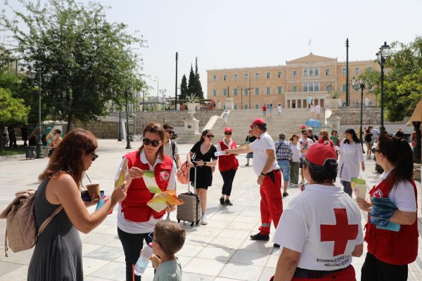 Ελληνικός Ερυθρός Σταυρός: Πραγματοποιεί εκτάκτως δράση υποστήριξης πολιτών στην Πλατεία Συντάγματος