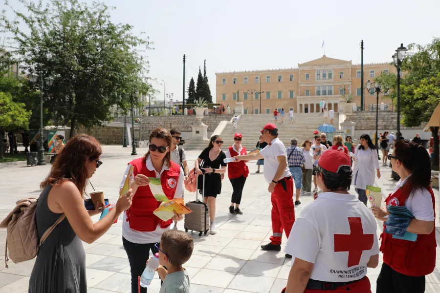 Εθελοντές του Ελληνικού Ερυθρού Σταυρού στην Πλατεία Συντάγματος.