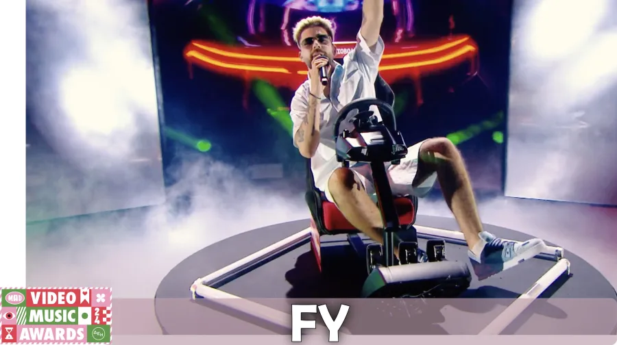 Ο FY στη σκηνή των Mad VMA 2024.