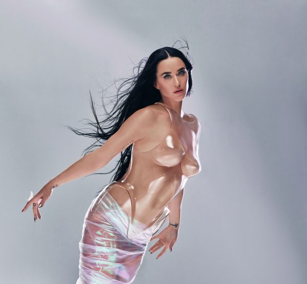 Η Katy Perry με φουτουριστικό διάφανο κορσέ και ιριδίζουσα φούστα.