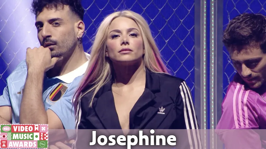 Η Josephine με ξανθά μαλλιά και μαύρο αθλητικό τζάκετ στα Mad VMA 2024.