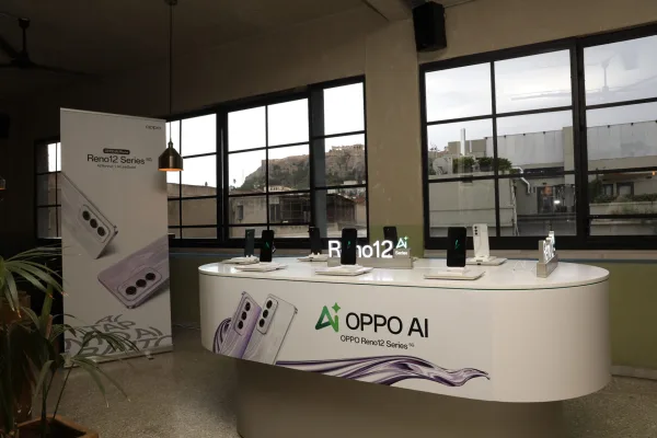 Παρουσίαση των νέων smartphone OPPO Reno12 Series σε εκθεσιακό χώρο.