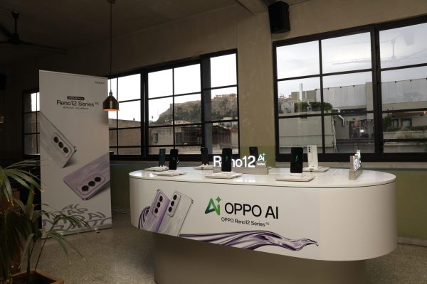 Παρουσίαση των νέων smartphone OPPO Reno12 Series σε εκθεσιακό χώρο.