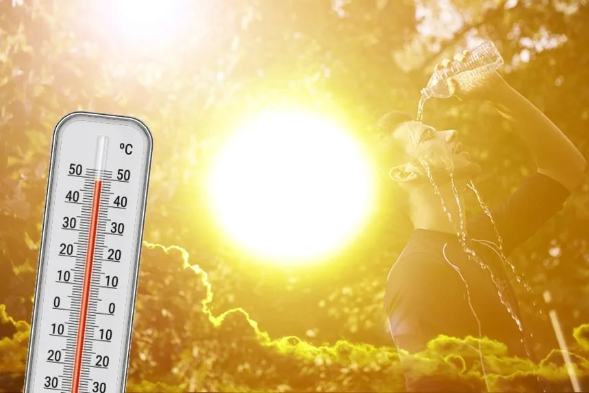 Θερμόμετρο που δείχνει υψηλή θερμοκρασία και άνδρας που ρίχνει νερό στο πρόσωπό του κάτω από τον ήλιο.