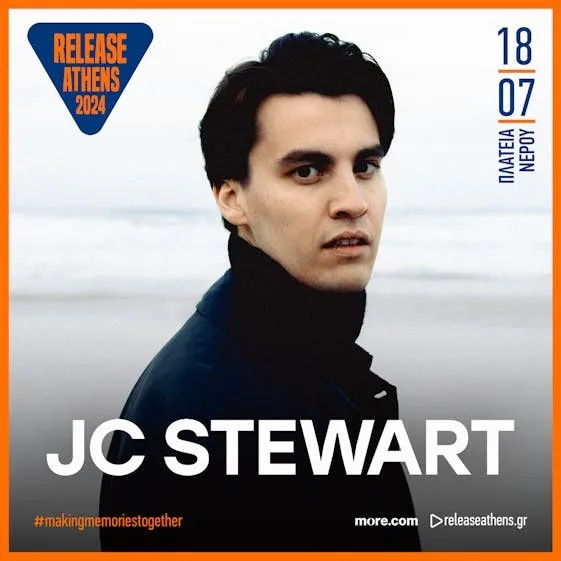 Ο JC Stewart σε κοντινό πλάνο με φόντο παραλία για το Release Athens 2024.