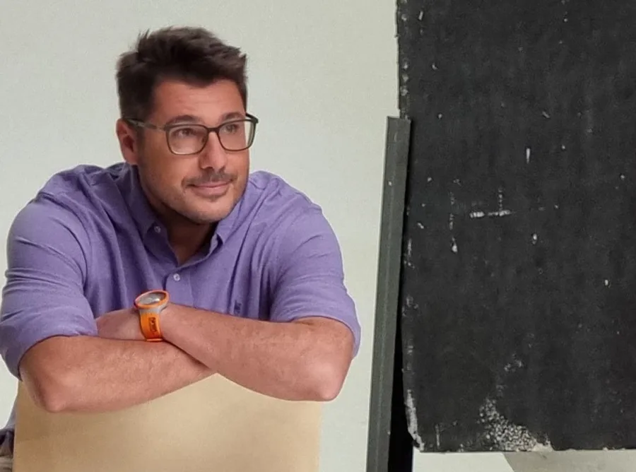 Ο Λάμπρος Κωνσταντάρας με γυαλιά οράσεως και μωβ πουκάμισο.