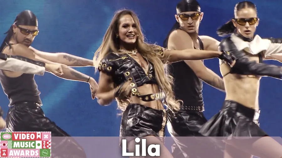 Η Lila στη σκηνή των Mad VMA 2024 με χορευτές.