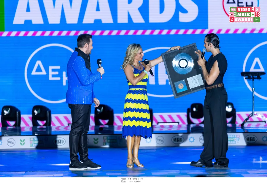 Ο Mahmood παραλαμβάνει πλατινένιο δίσκο στα Mad VMA 2024.