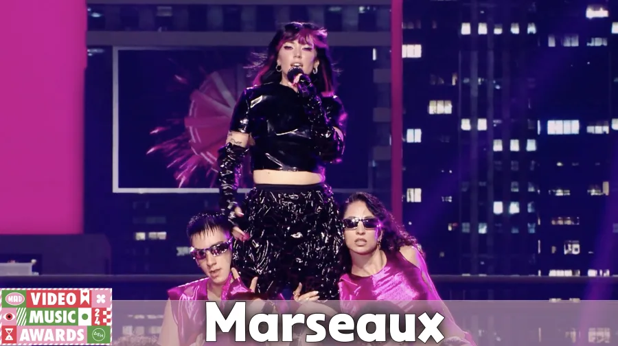 Η Marseaux στη σκηνή των Mad VMA 2024 με χορευτές.