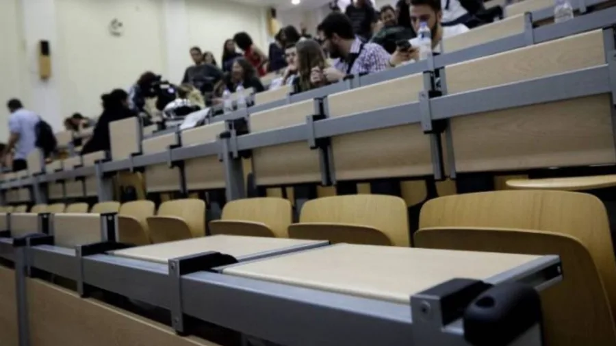 Φοιτητές σε αμφιθέατρο πανεπιστημίου κατά τη διάρκεια διάλεξης.