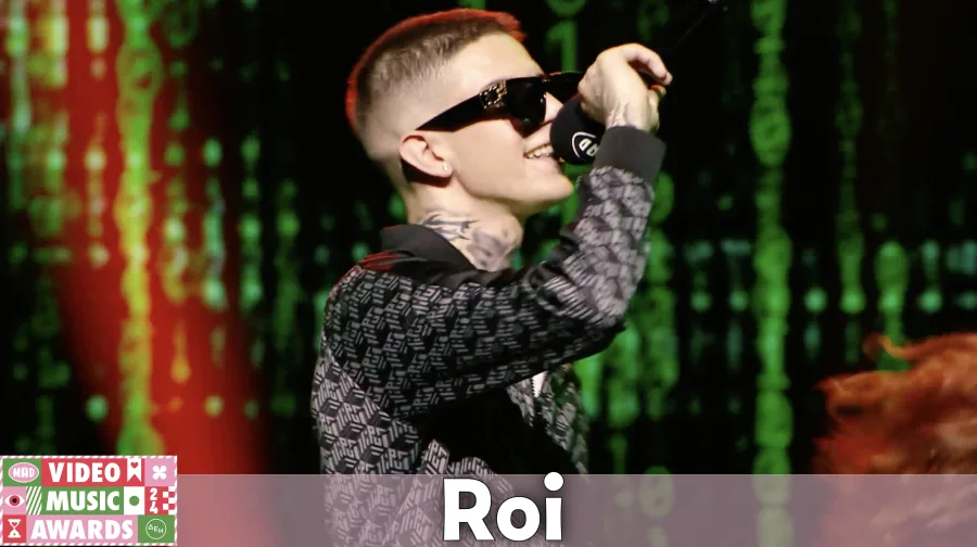 Ο Roi στη σκηνή των Mad Video Music Awards 2024.