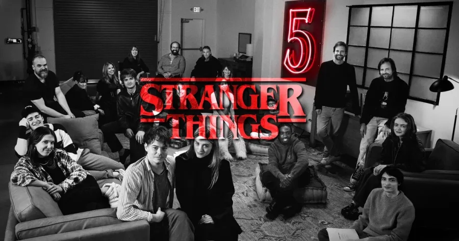 Το καστ της σειράς Stranger Things σε ασπρόμαυρη φωτογραφία για την 5η σεζόν.
