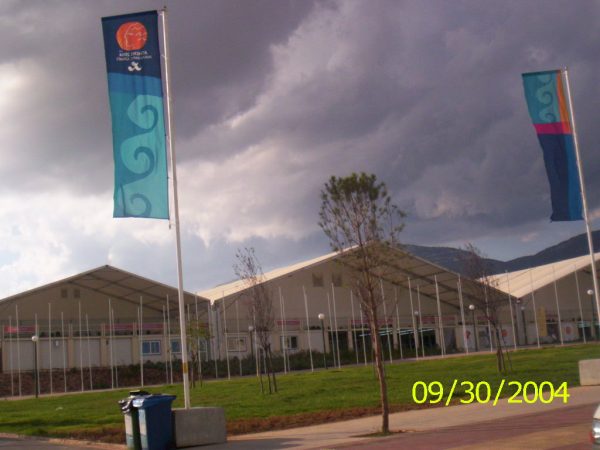 Σημαίες των Ολυμπιακών Αγώνων Αθήνα 2004 μπροστά από εγκαταστάσεις.