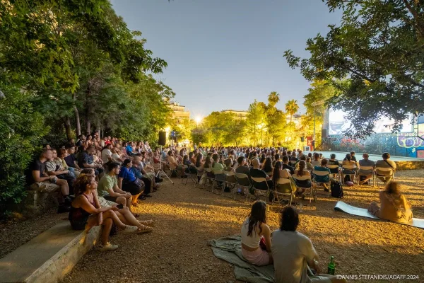 Πλήθος κόσμου παρακολουθεί προβολή στο 14ο Athens Open Air Film Festival.