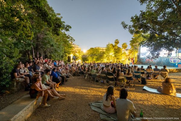 Πλήθος κόσμου παρακολουθεί προβολή στο 14ο Athens Open Air Film Festival.