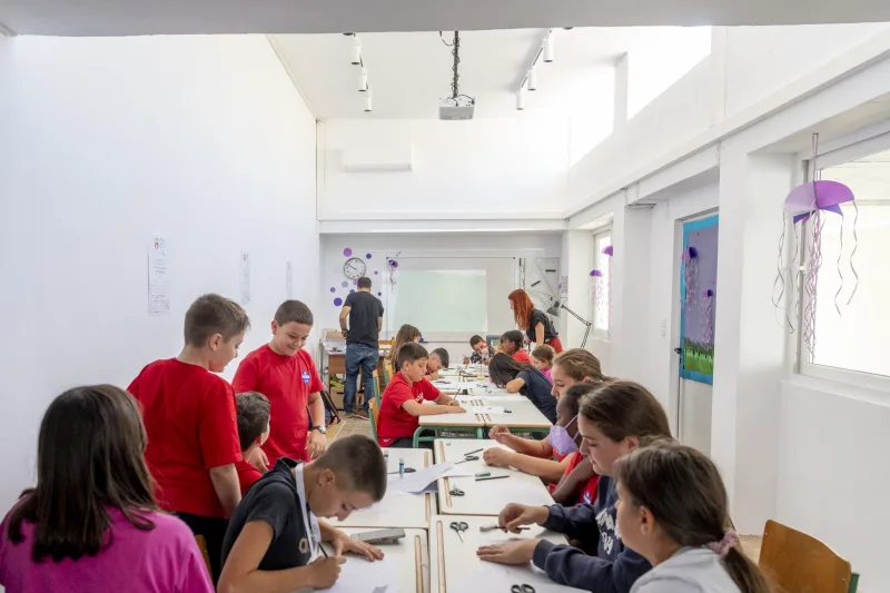 Παιδιά και εκπαιδευτικοί σε εργαστήριο κινουμένων σχεδίων του Animasyros.