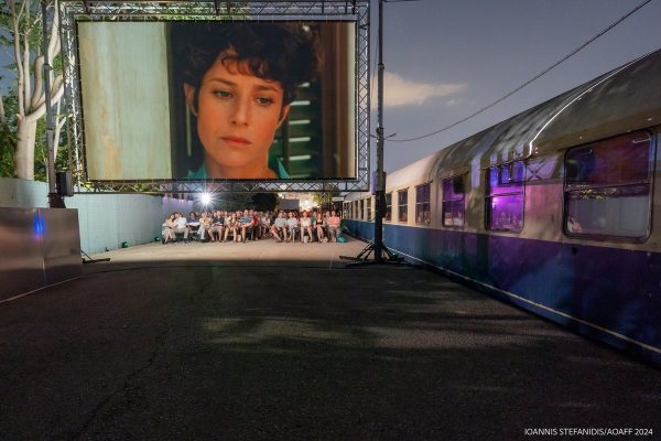 Υπαίθρια προβολή ταινίας στο Athens Open Air Film Festival δίπλα σε βαγόνι τρένου.