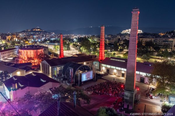 Νυχτερινή άποψη της Τεχνόπολης στο Γκάζι κατά τη διάρκεια του Athens Open Air Film Festival.