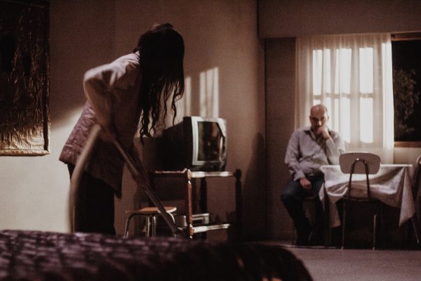 Σκηνή από τη θεατρική παράσταση Goodbye, Lindita του Εθνικού Θεάτρου.