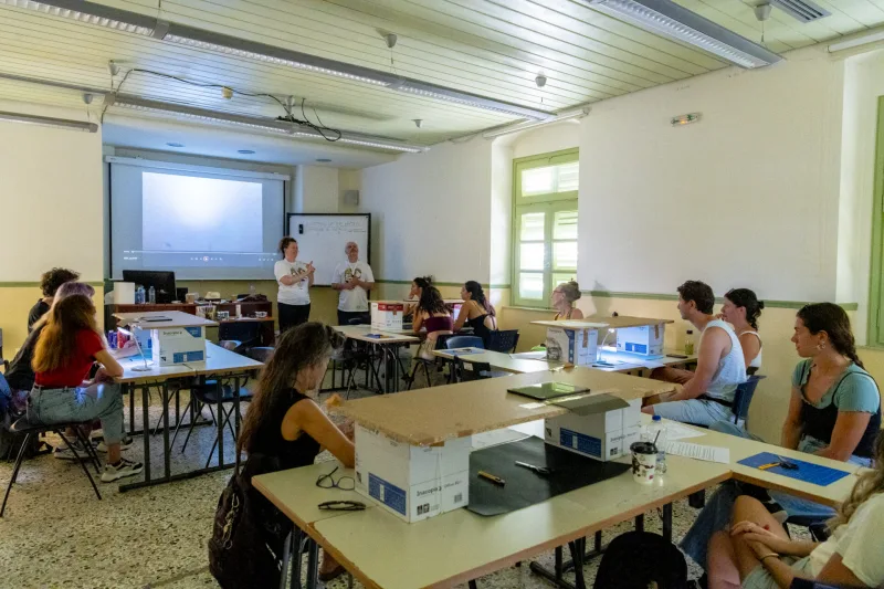 Εκπαιδευτικό εργαστήριο του Animasyros με συμμετέχοντες σε αίθουσα.