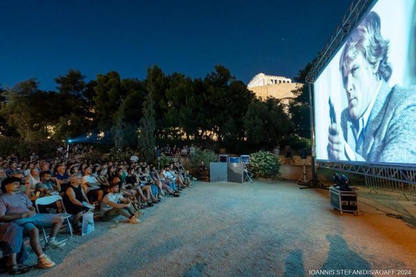 Προβολή ταινίας σε θερινό σινεμά στο πλαίσιο του Athens Open Air Film Festival με φόντο την Ακρόπολη.