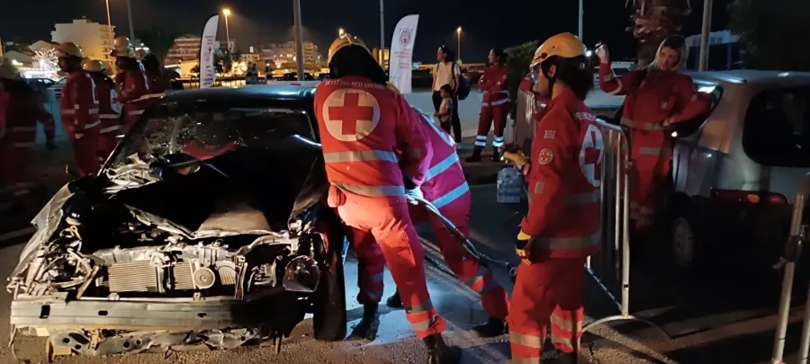 Εθελοντές του Ελληνικού Ερυθρού Σταυρού σε άσκηση απεγκλωβισμού από τρακαρισμένο αυτοκίνητο.