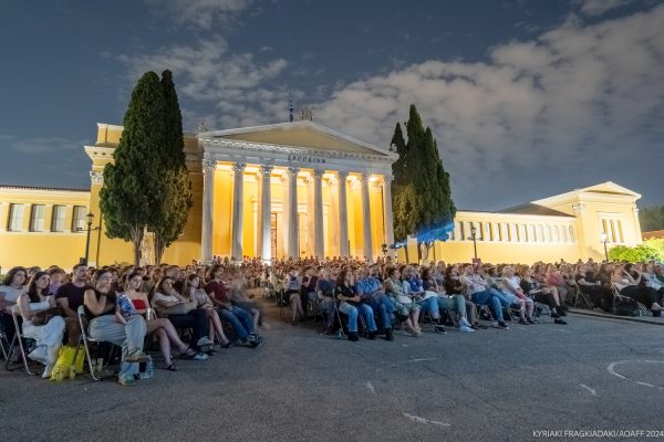 Πλήθος κόσμου παρακολουθεί προβολή ταινίας στο Ζάππειο Μέγαρο στο πλαίσιο του Athens Open Air Film Festival.
