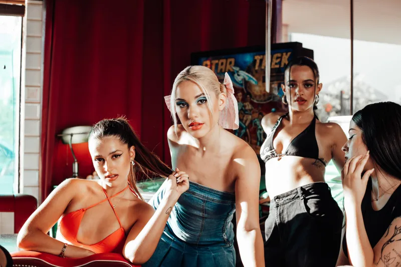 Η Joanne με άλλες τρεις γυναίκες σε σκηνικό που θυμίζει ρετρό diner.