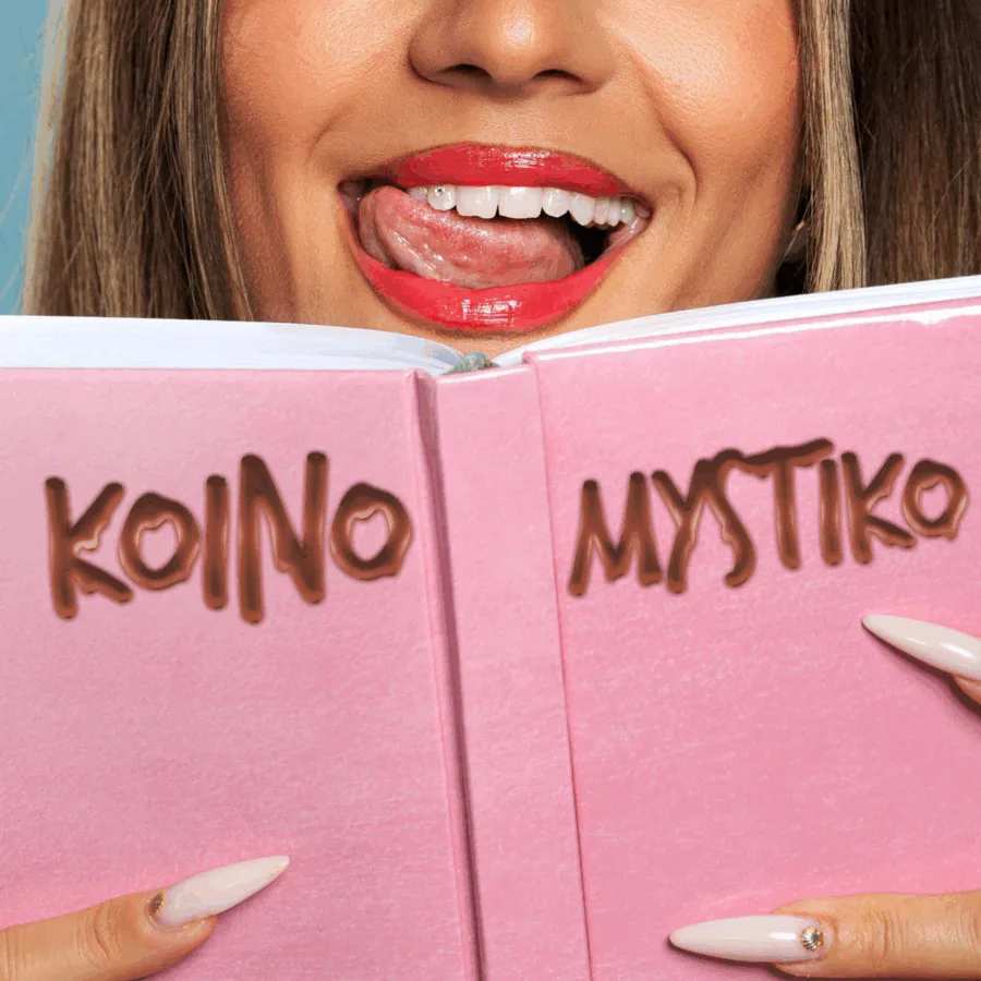 Η LILA κρατάει ένα ροζ βιβλίο με τον τίτλο KOINO MYSTIKO.