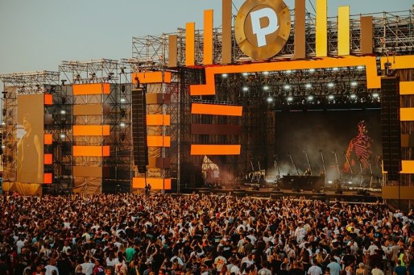 Η κεντρική σκηνή του Primer Music Festival με πλήθος κόσμου.