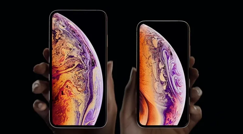 Δύο σύγχρονα smartphones με πολύχρωμες ταπετσαρίες σε μαύρο φόντο.