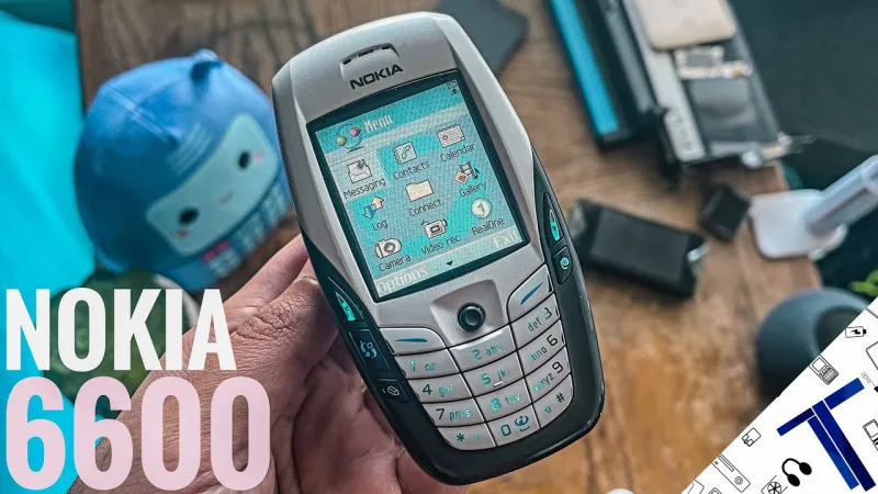 Κινητό τηλέφωνο Nokia 6600 σε χέρι με το μενού στην οθόνη.