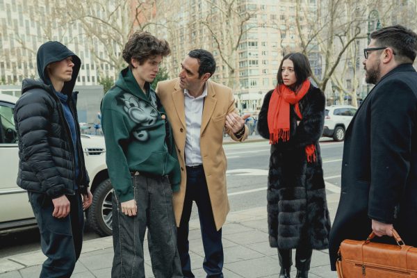 Σκηνή από την ταινία Anora με πέντε άτομα σε εξωτερικό χώρο πόλης.