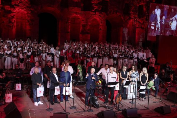 Συναυλία του Ελληνικού Ερυθρού Σταυρού για την ειρήνη και την αλληλεγγύη σε αρχαίο θέατρο.