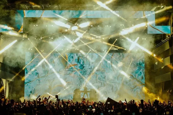 Σκηνή του Primer Music Festival 2024 με εντυπωσιακά φώτα και πλήθος κόσμου.